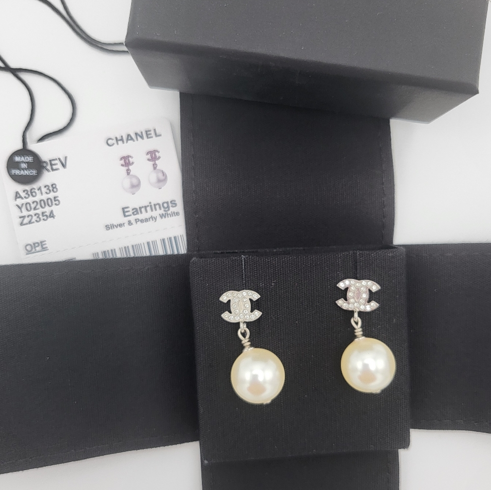 Brand new authentic Chanel crystal cc with pearl earrings - Picture 3 of 17